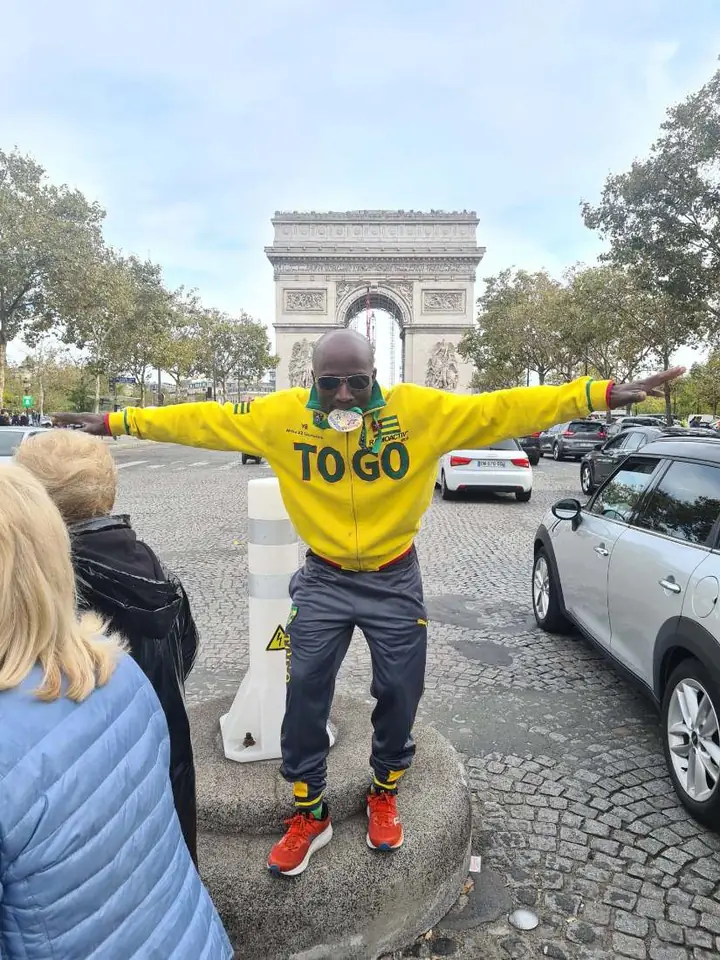 Yao Bandeira devant l'Arc de Triomphe